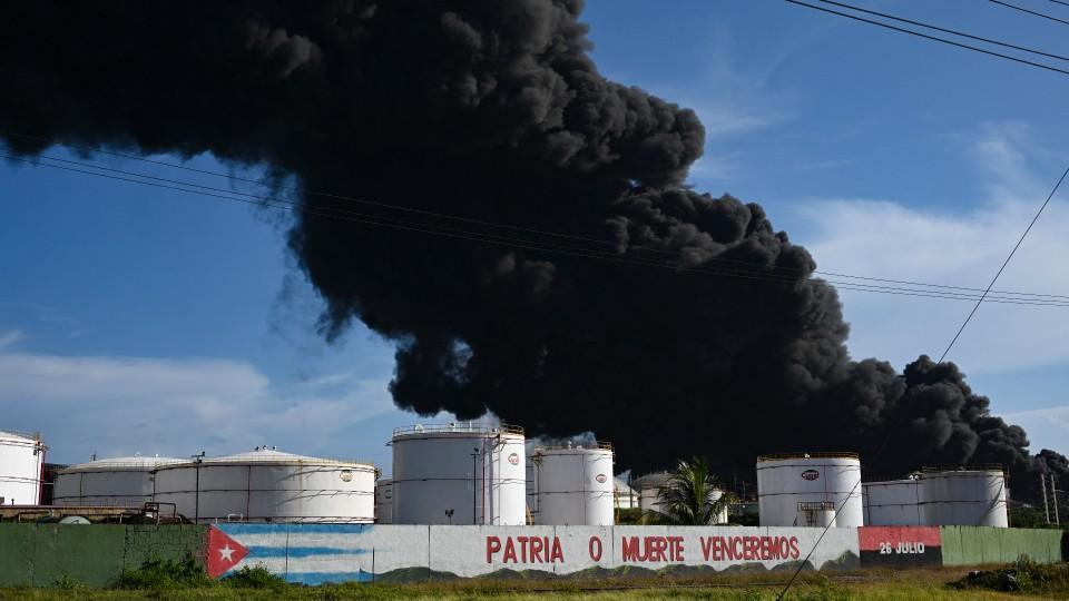 Equipo de Pemex y Fuerzas Armadas va a Cuba para sofocar incendio de tanques de petróleo
