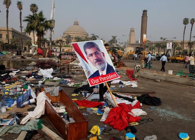 Ejército egipcio <i>aplasta</i> congregación de simpatizantes de Morsi
