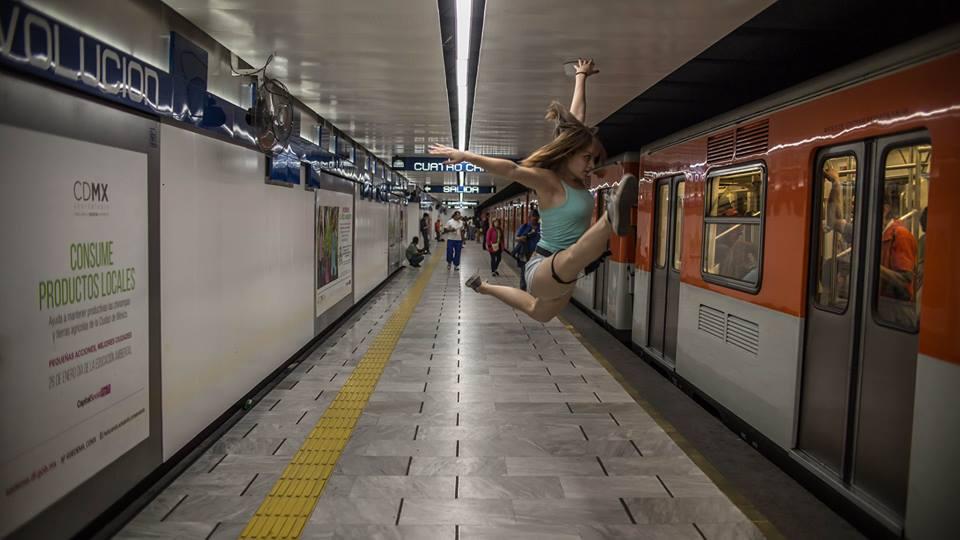 Bailarines convierten el Metro y las calles de la CDMX en un escenario de danza
