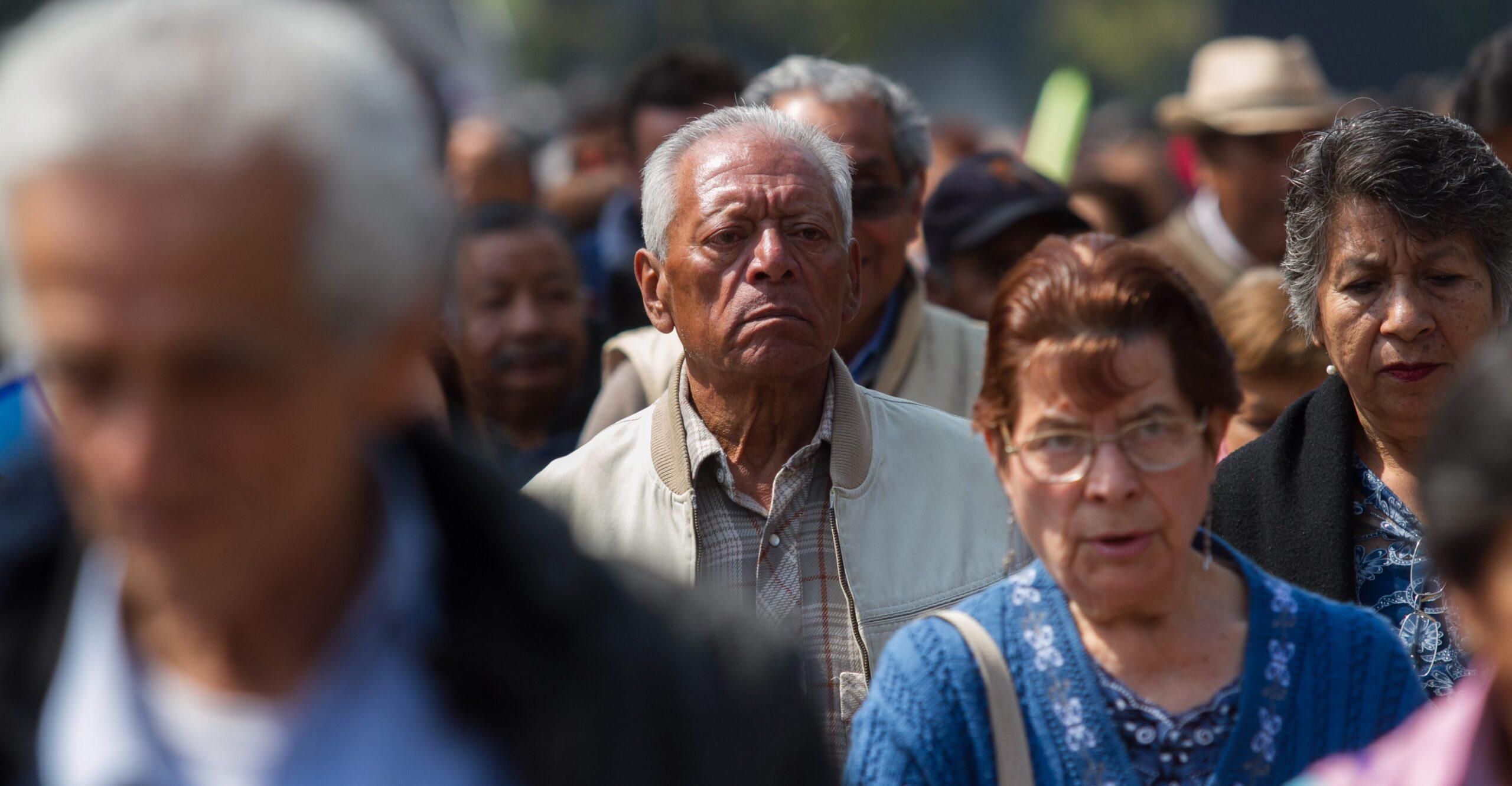 Programa de pensiones para adultos mayores funcionará al 100% en 6 meses, promete AMLO