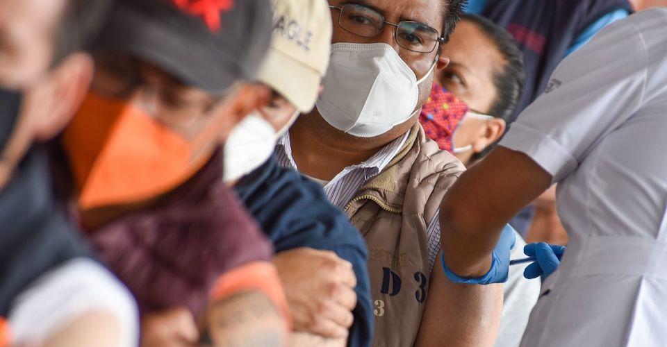 Salud reconoce 228 mil muertes por COVID; aplican cantidad récord de vacunas en un día
