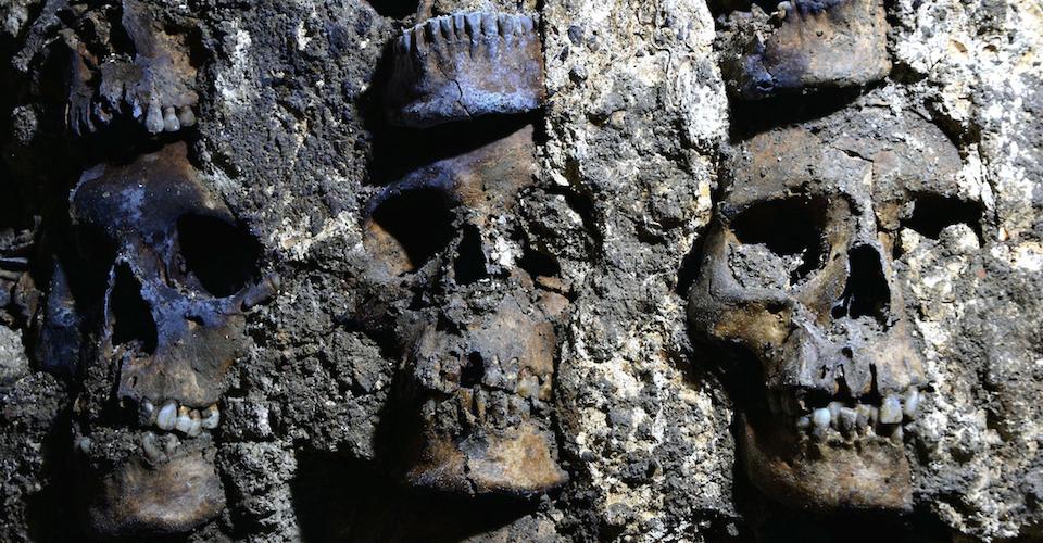 Nueva cara del tzompantli: arqueólogos localizan la fachada de la torre de cráneos de Tenochtitlan