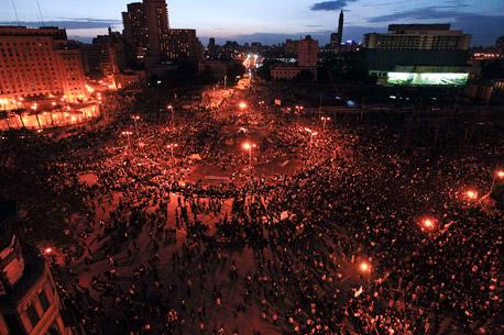 Miles de egipcios marchan contra Mubarak; el Ejército se <i>les une</i>