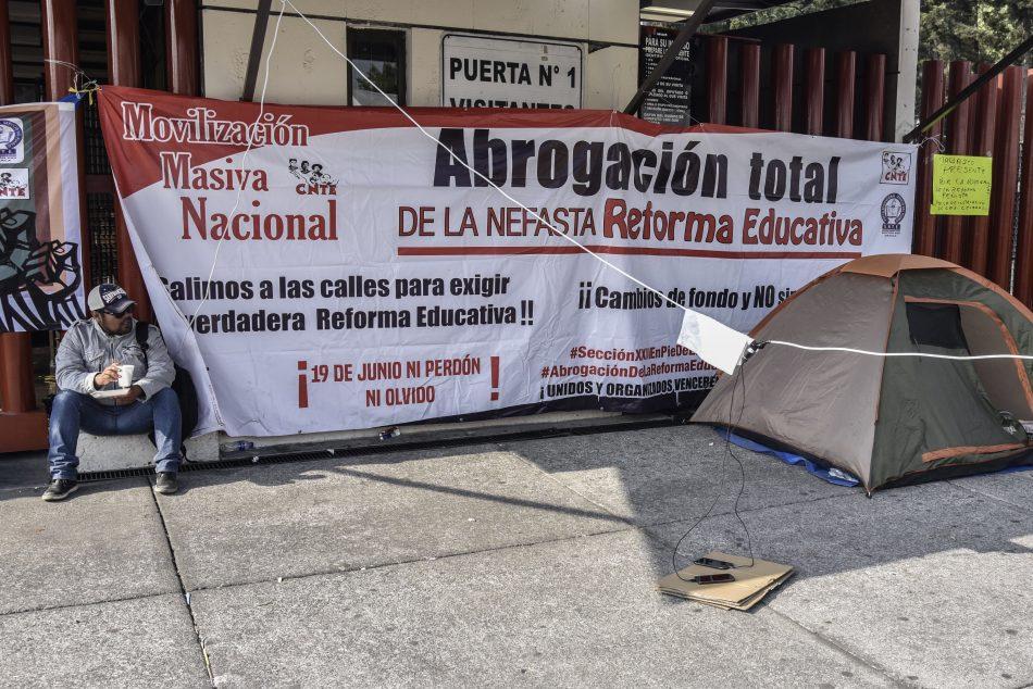 Maestros podrán opinar sobre leyes secundarias de reforma educativa, acuerda gobierno con la CNTE