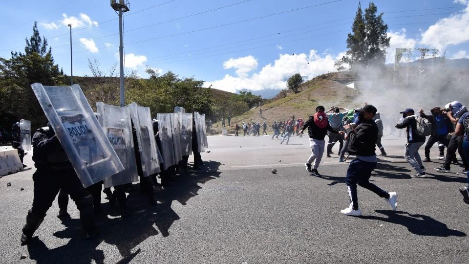 AMLO advierte de infiltrados en movimiento de normalistas de Ayotzinapa; llama a los estudiantes a dialogar