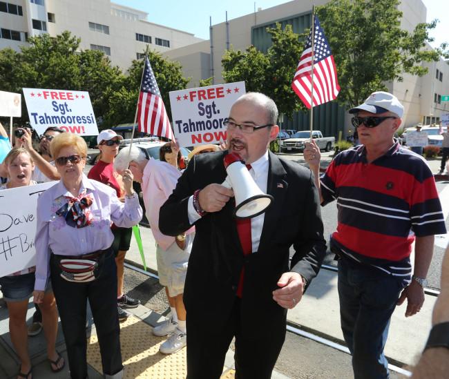 Por liberación de marino estadounidense, protestan durante visita de Peña a California