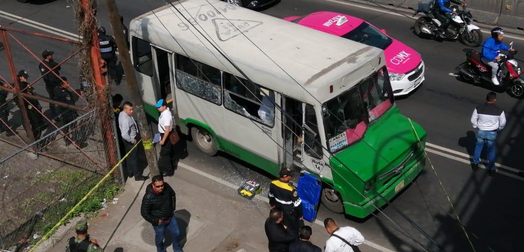Matan a un hombre y hieren a dos en un microbús en Iztapalapa
