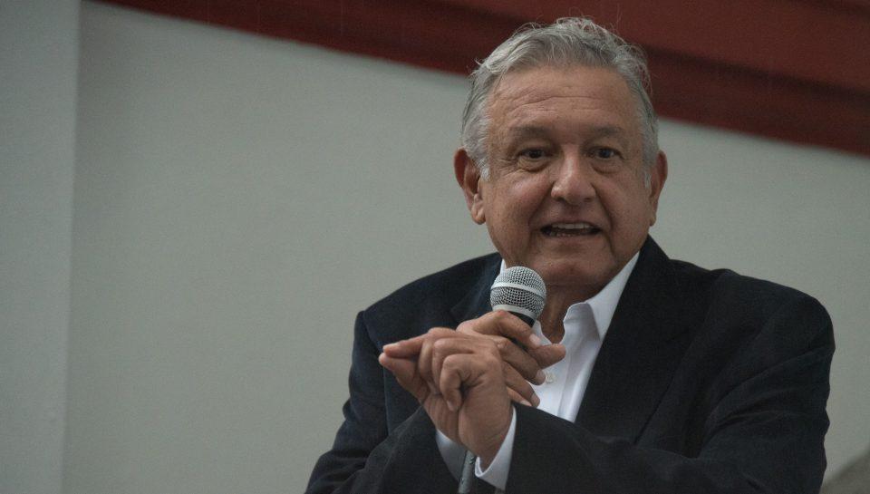 López Obrador muestra recibos de los depósitos que hizo al fideicomiso para damnificados