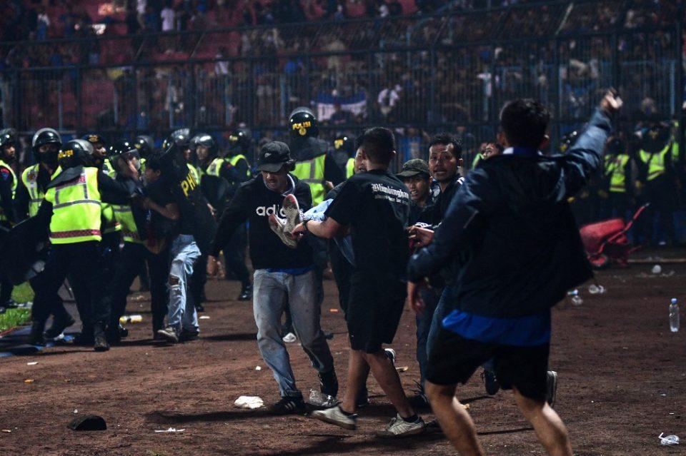 Indonesia: al menos 127 personas mueren durante una pelea masiva y una estampida en un estadio de futbol