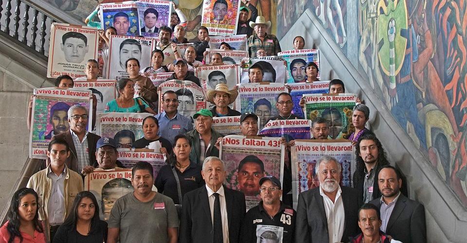 Gobierno promete a padres de Ayotzinapa dialogar con el Ejército para que dé información del caso
