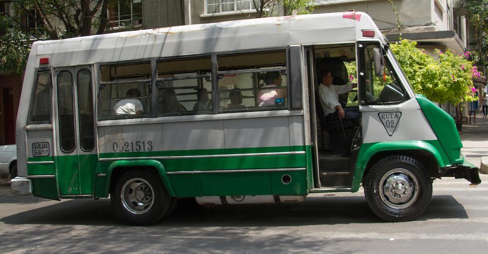 CDMX: Quitan licencia a conductores de microbús que agredieron a ciclista