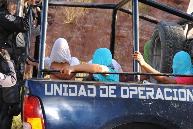 Policías persiguen y se enfrentan a normalistas: 8 estudiantes hospitalizados y 12 liberados