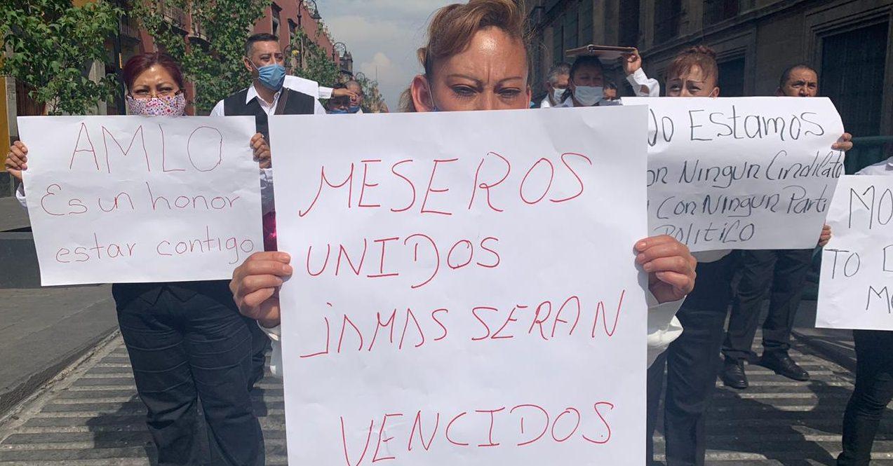 Decenas de meseros desempleados protestan en Palacio Nacional durante informe de AMLO