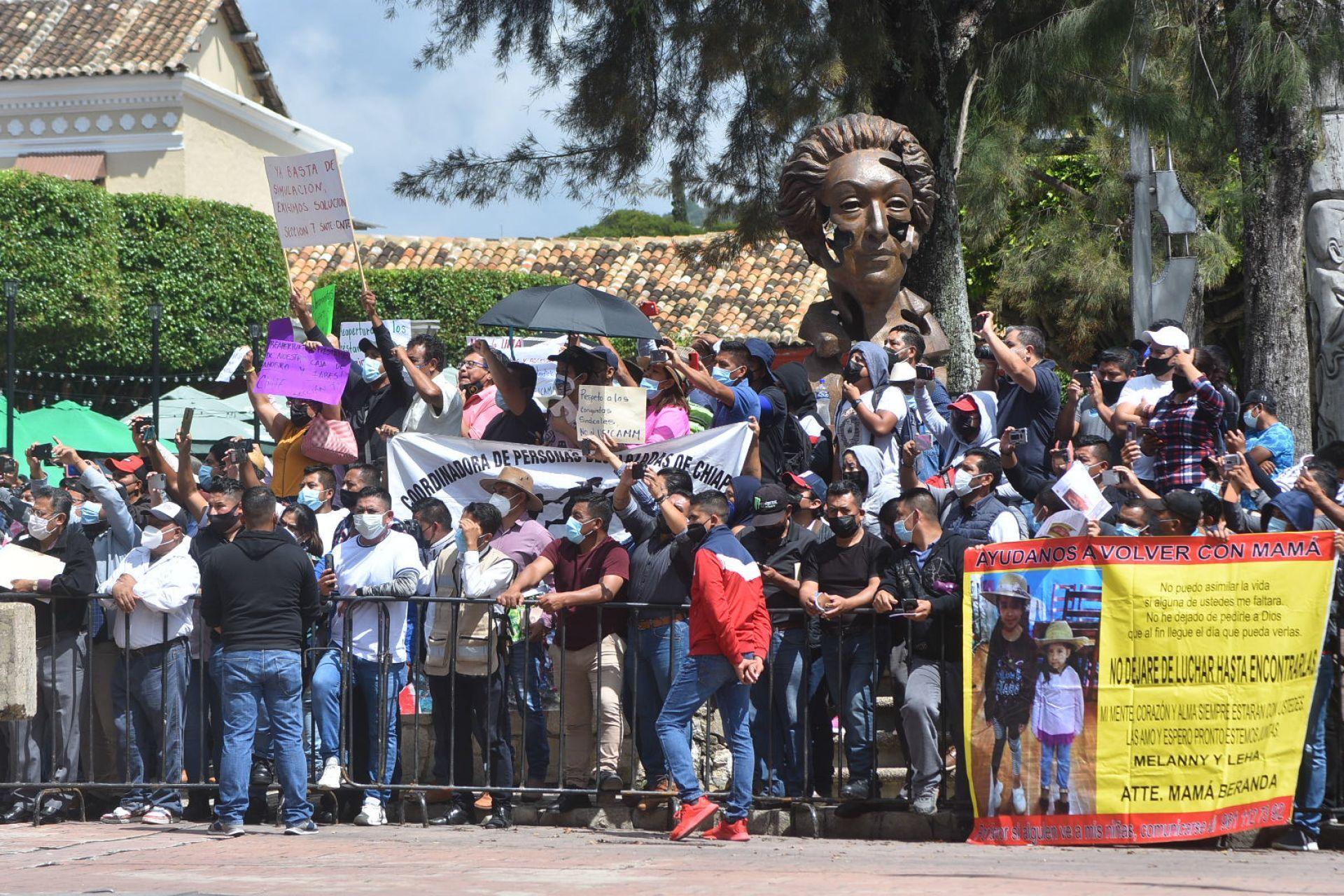 CNTE vuelve a protestar en acto de AMLO; niega chantaje y exige ‘diálogo con soluciones’