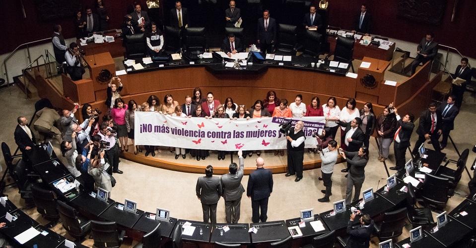 Noé Castañón, acusado de violencia familiar, rinde protesta como senador; legisladoras reclaman