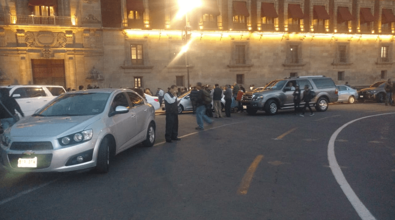 Multan a legisladores de Morena que se estacionaron en lugar prohibido frente a Palacio Nacional