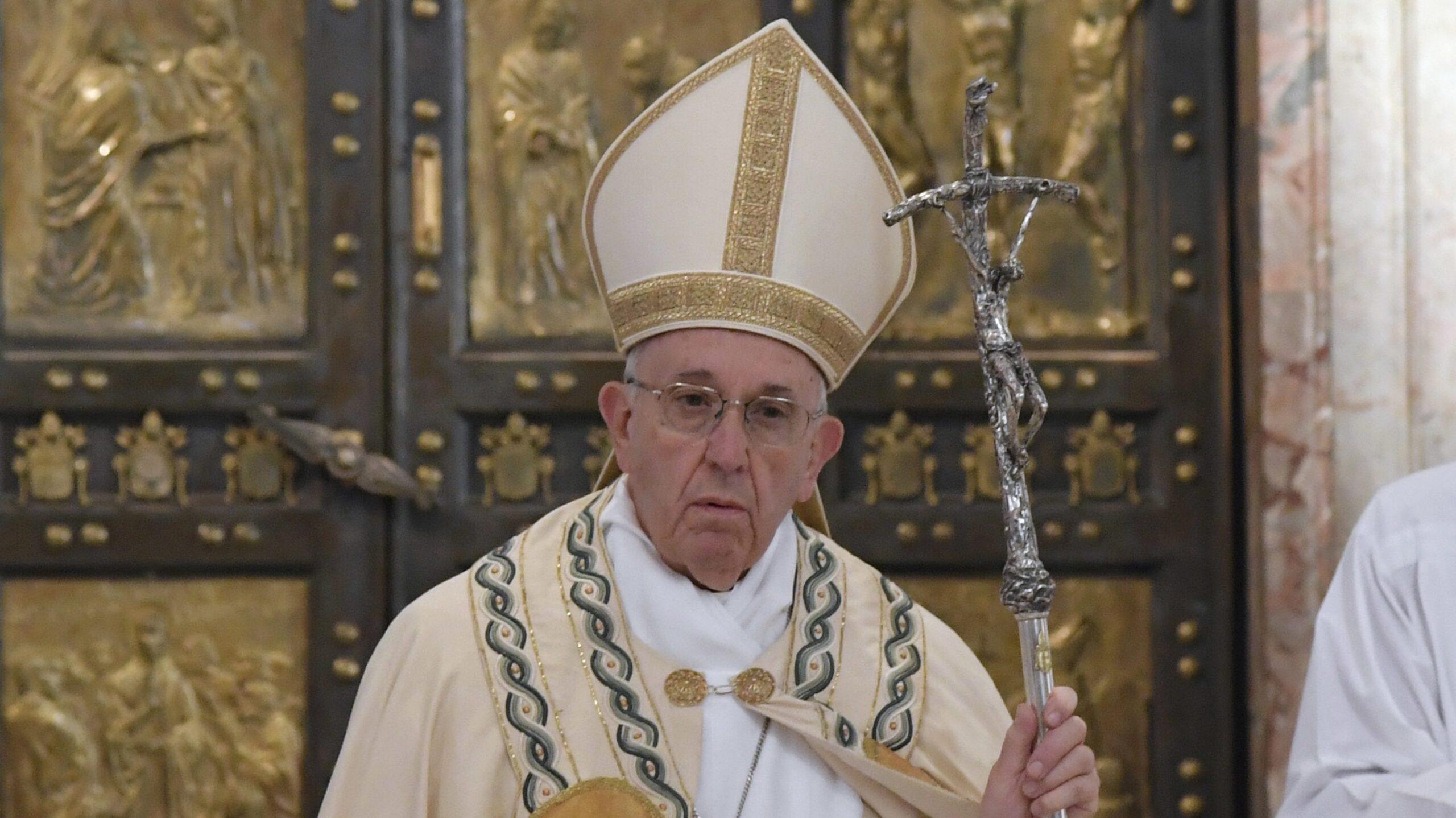 El papa hace permanente el permiso para que sacerdotes perdonen a mujeres que aborten