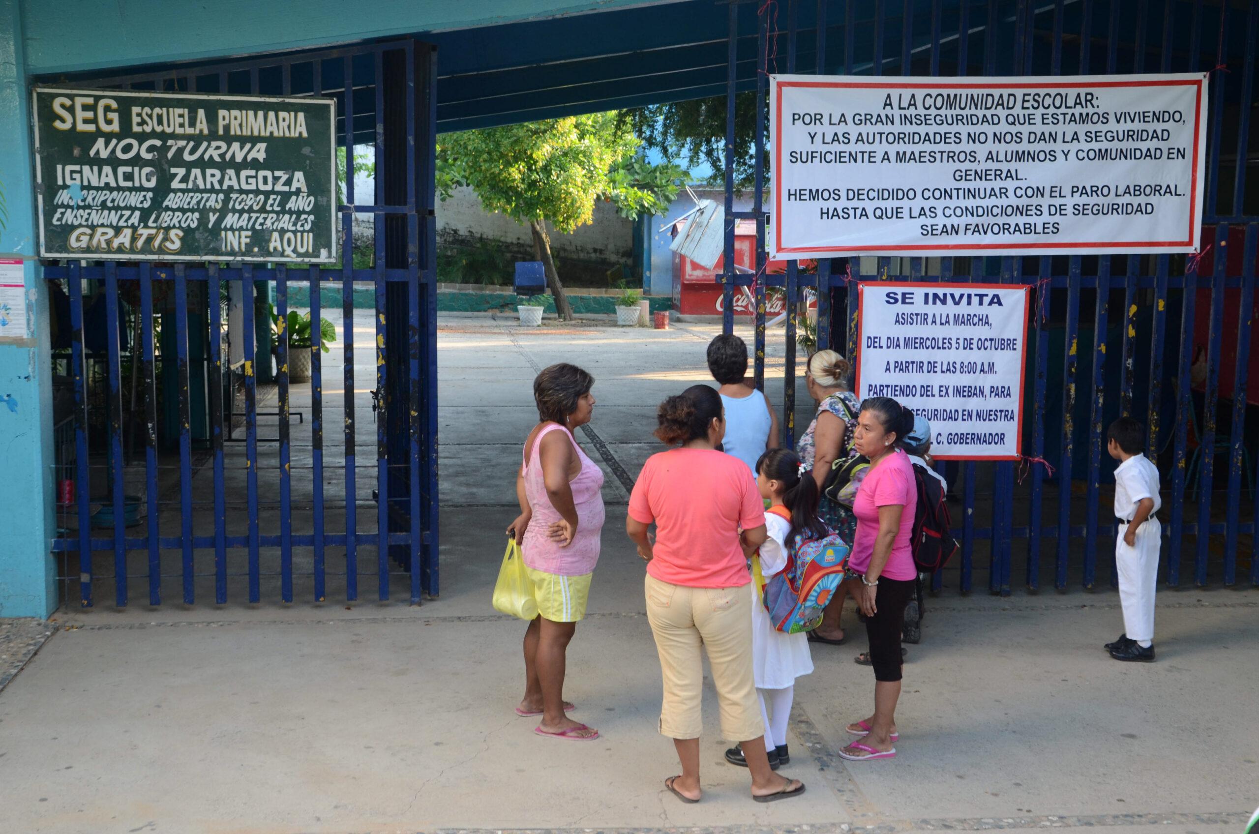 Militares vigilarán escuelas de Acapulco; 100 terminan el paro y regresan a clases