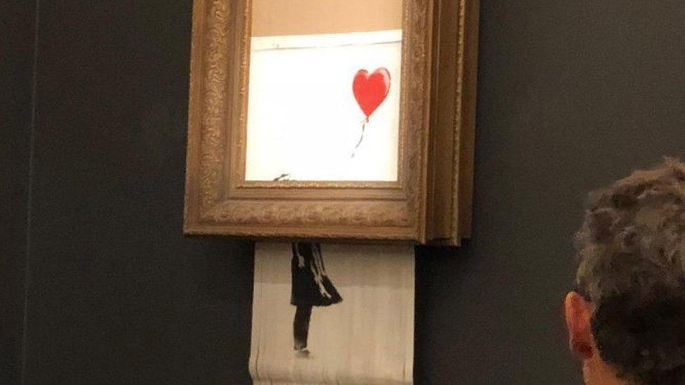 Una obra de Banksy se autodestruye tras ser subastada por más de un millón de dólares
