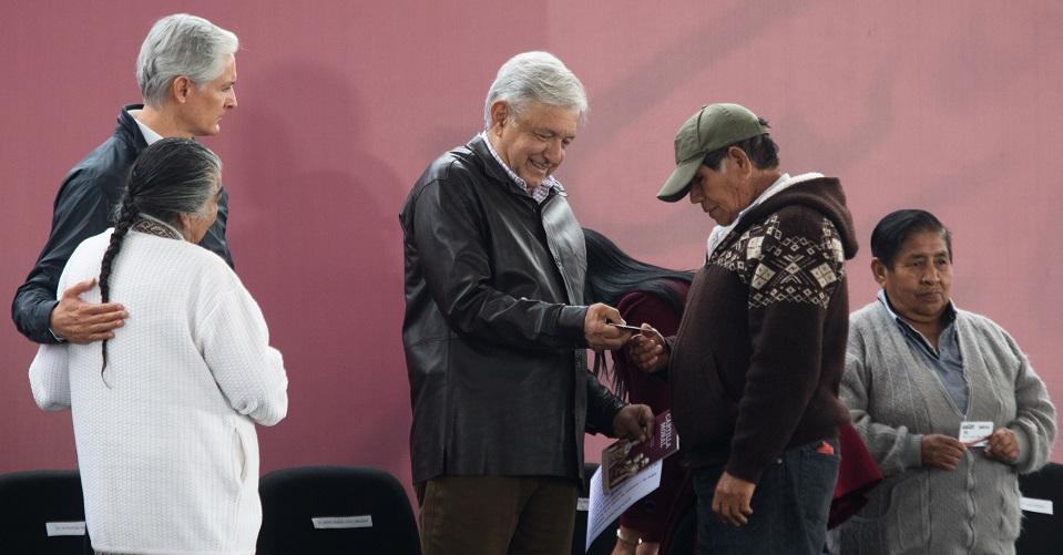 Banco Azteca manejará las Tarjetas del Bienestar por invitación directa y sin contrato de por medio