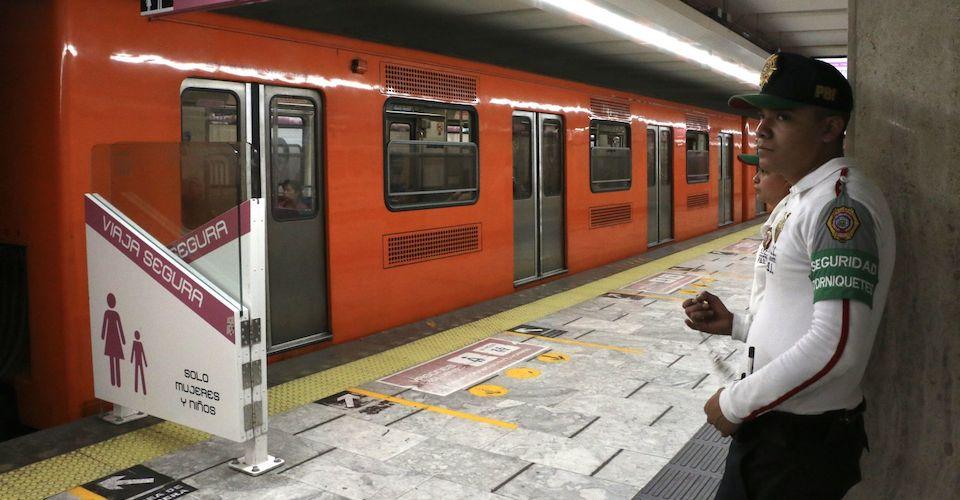 Vinculan a proceso a policías por el asesinato de un ambulante en el Metro
