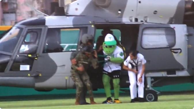 Usan helicóptero de la Marina para trasladar a ‘Pochi”, la mascota de Olmecas de Tabasco, el equipo de beisbol de AMLO