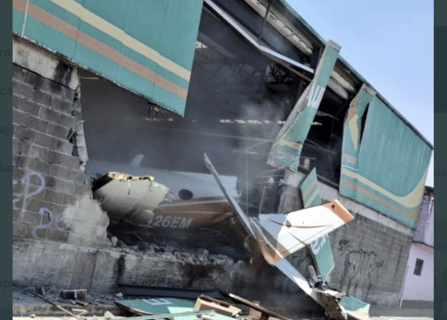 Avioneta cae sobre centro comercial en Temixco, Morelos; hay 3 muertos y 4 heridos