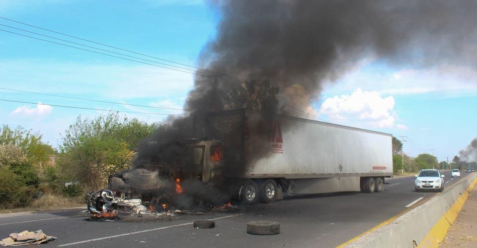 Queman vehículos y bloquean caminos en 11 puntos de Guanajuato por operativo de búsqueda de criminales