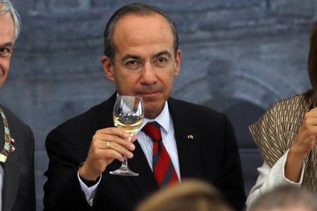 México tiene una plataforma fuerte para aguantar turbulencias económicas: Calderón