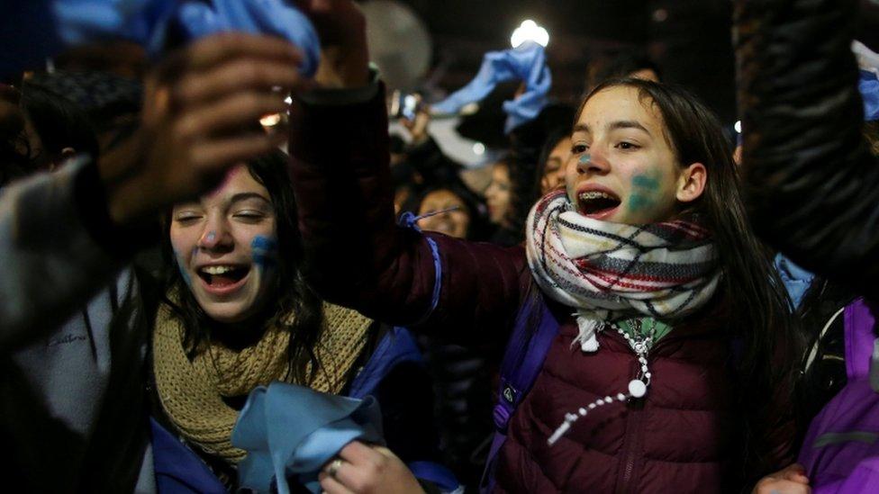 4 claves que explican por qué ganó el rechazo a la nueva ley del aborto en Argentina