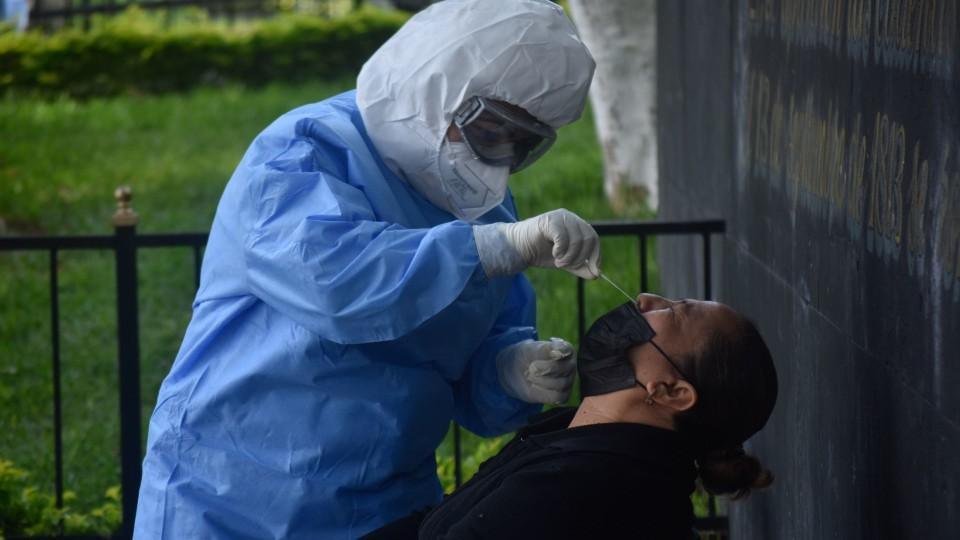 México inicia la semana con 865 casos de COVID, tras cumplir dos años y medio de pandemia