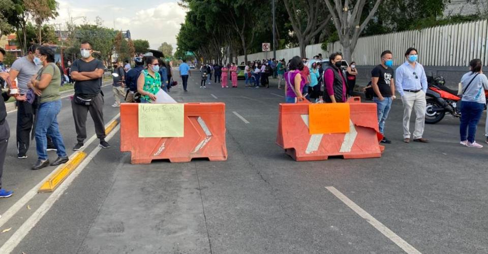Con protestas y bloqueos, médicos privados de CDMX exigen ser vacunados