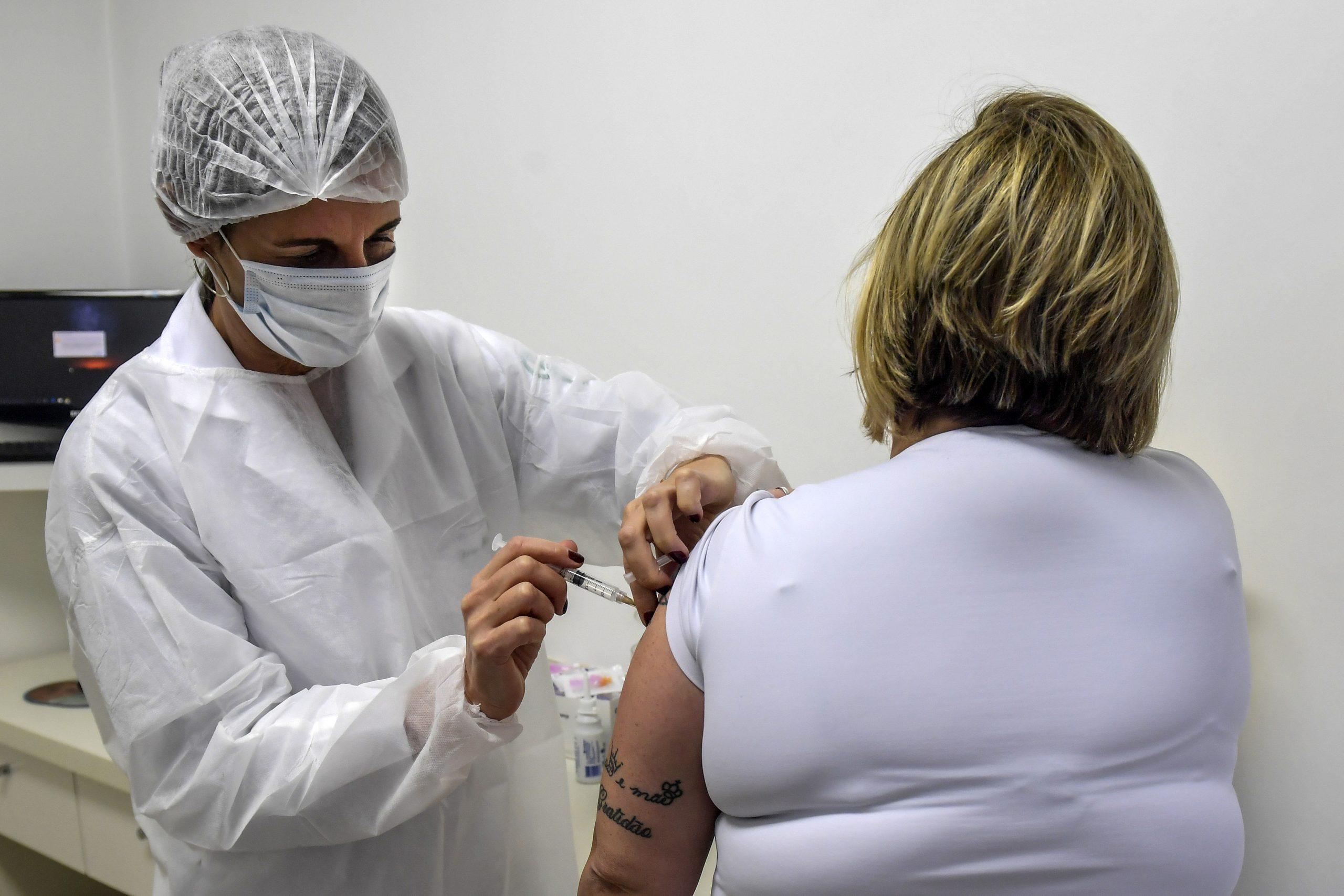 A más de un mes de haberse suspendido, AstraZeneca reanuda los ensayos clínicos de su vacuna contra COVID-19