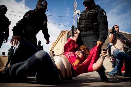 Suspenden a 6 policías por disparar en marcha a favor del Chapo y agredir a periodistas