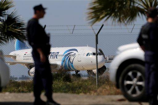 Secuestró avión en Egipto con un cinturón falso de explosivos; descartan terrorismo 