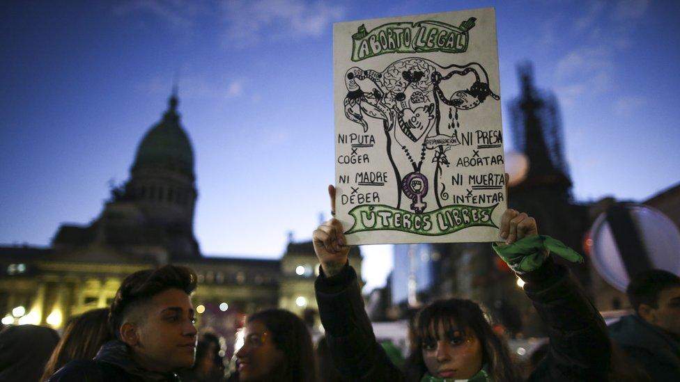 Argentina aprueba legalización del aborto en Diputados; falta aprobación del Senado