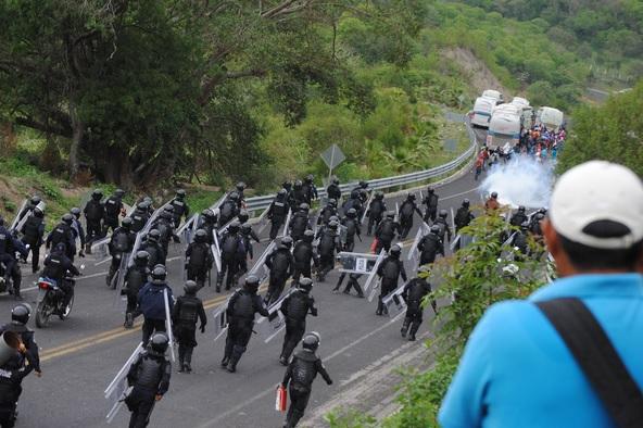 Policías y normalistas se enfrentan en Tixtla, Guerrero; reportan 5 heridos