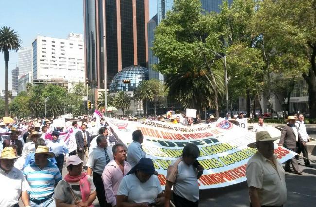 Taxistas protestan en DF y piden operativos contra piratas, Uber y Cabify