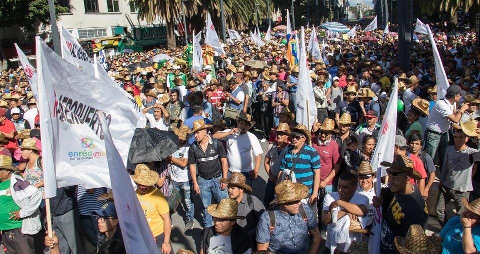 Con cerveza y sombreros, trabajadores en CDMX son movilizados para protestar contra el Aeropuerto en Texcoco