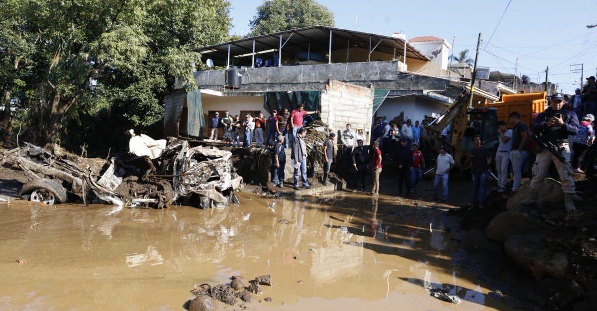 Desbordamiento de río provoca al menos seis muertes en Michoacán