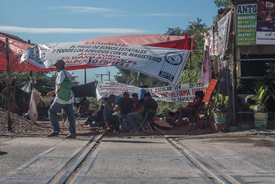 CNTE acuerda liberar vías del tren, pero mantiene plantón y paro laboral en Michoacán