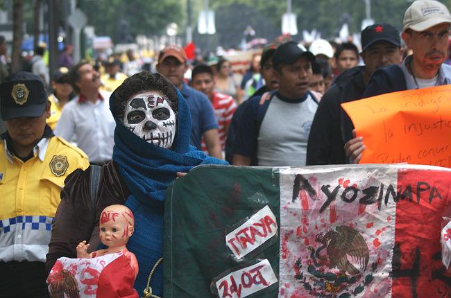 La marcha por los 8 meses de Ayotzinapa, en imágenes
