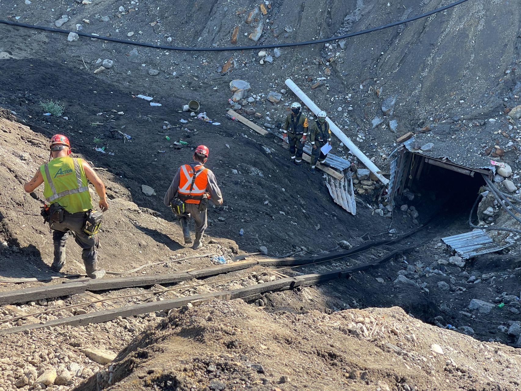 Autoridades entregan cuerpo de minero equivocado a familia; van seis rescatados
