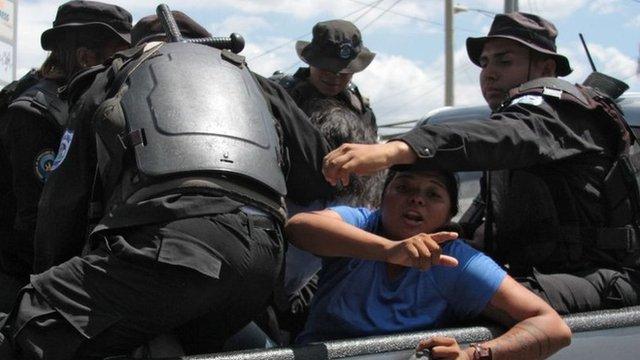 Crisis en Nicaragua: más de 100 detenidos y duras críticas a la “violencia y represión” de la policía en protesta contra el gobierno