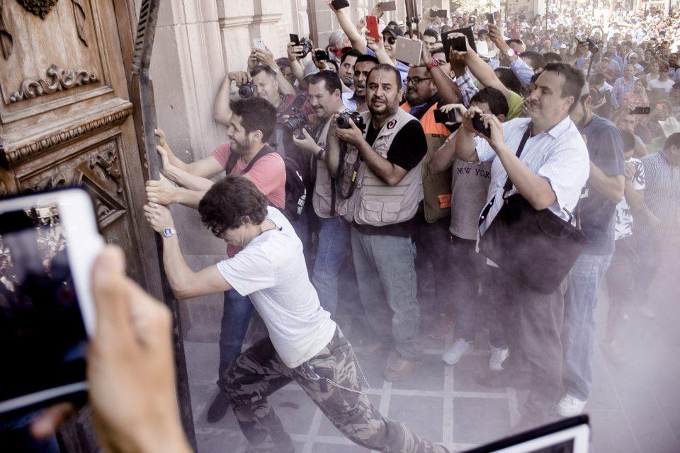 Destruyen puertas y ventanas del Palacio de Chihuahua en manifestación contra el gobernador