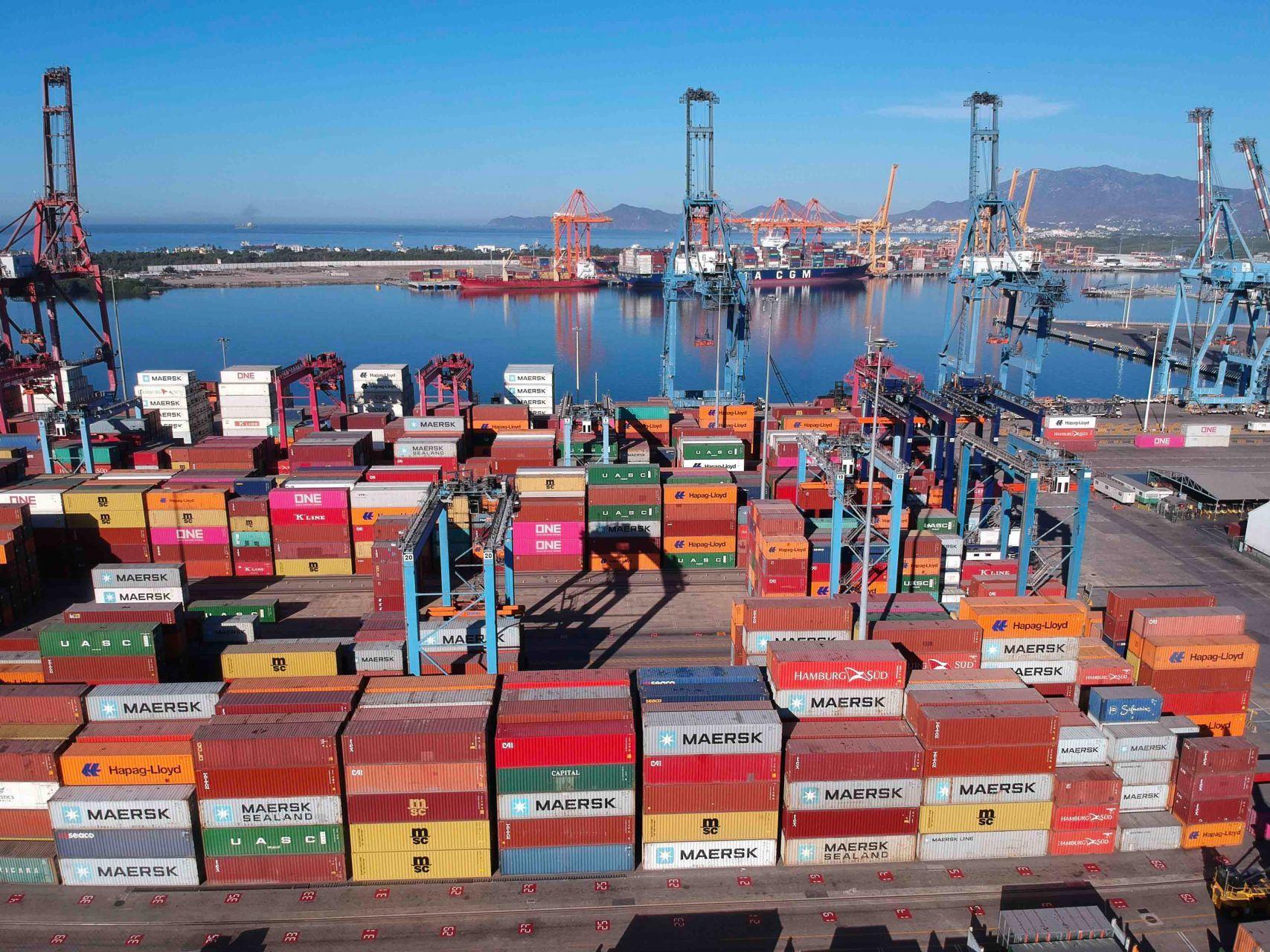 Colima: Sujetos armados se roban 20 contenedores de oro y plata de las instalaciones portuarias de Manzanillo