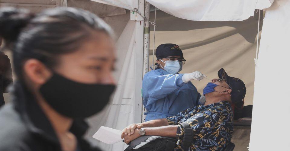 Salud suma 5,270 casos más de COVID; vacunan al 33% de la población