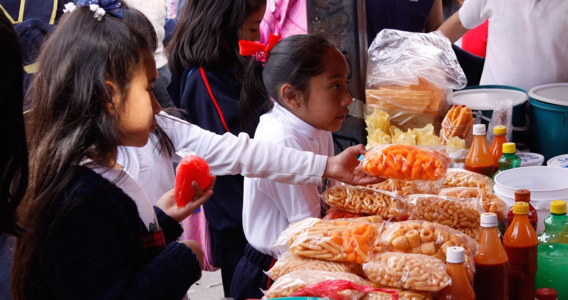 Diputados aprueban prohibir venta y distribución de comida chatarra en escuelas