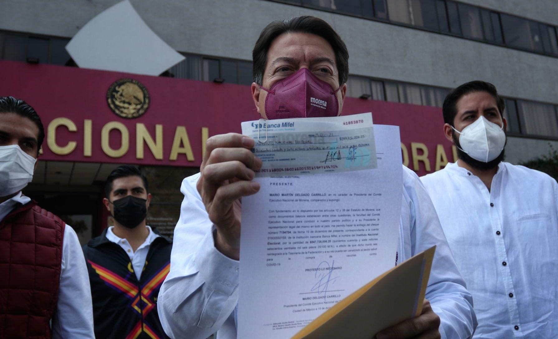 Morena devuelve 547 mdp al INE para vacunas COVID; Delgado pide acelerar juicio político contra consejeros