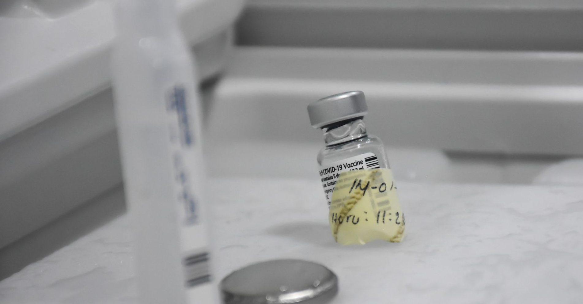 UNAM ofrece al gobierno 20 ultracongeladores para almacenar las vacunas contra COVID